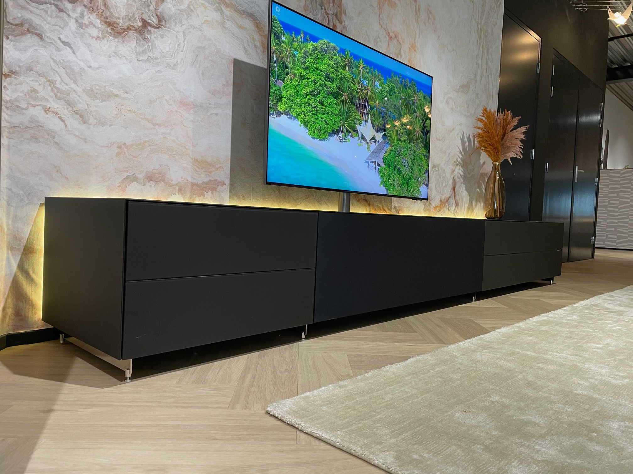 326 CM Tv meubel | LED | Zwart mat glas