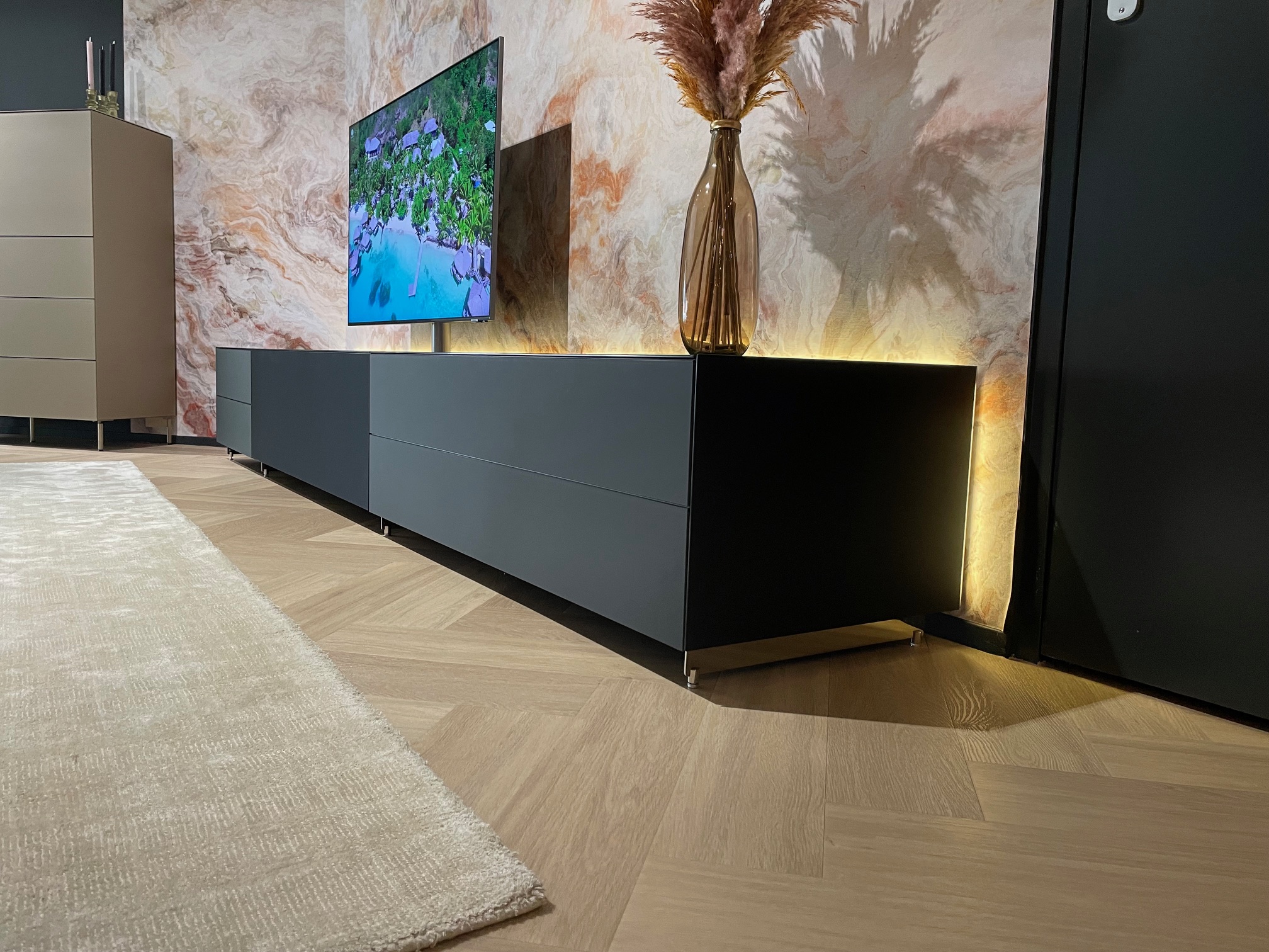 326 CM Tv meubel | LED | Zwart mat glas