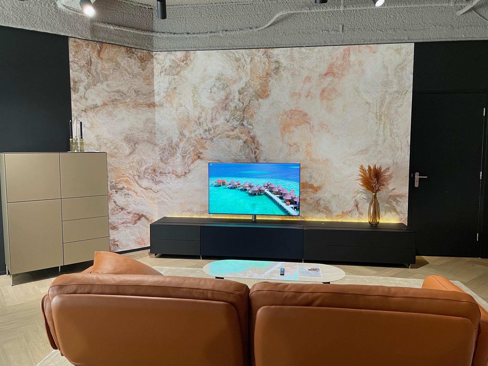 326 CM Tv meubel | LED | Zwart mat glas