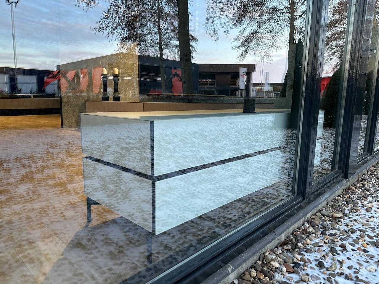 staand tv-meubel als roomdivider | hoogglans wit | 1.50m