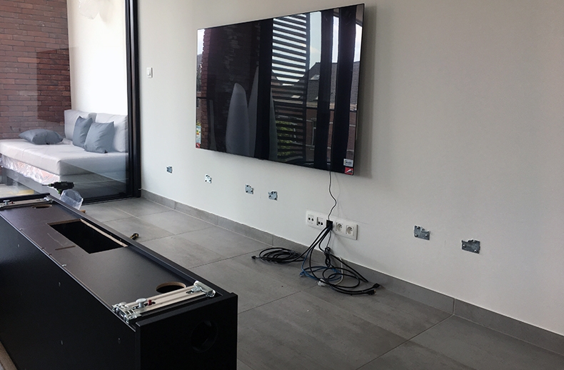 Redelijk oogst Overwegen De ideale hoogte voor een zwevend tv-meubel. Bij Spectral Smart furniture  weten wij dit als geen ander in te vullen, dankzij onze dagelijkse praktijk  ervaring. - Spectral.nl