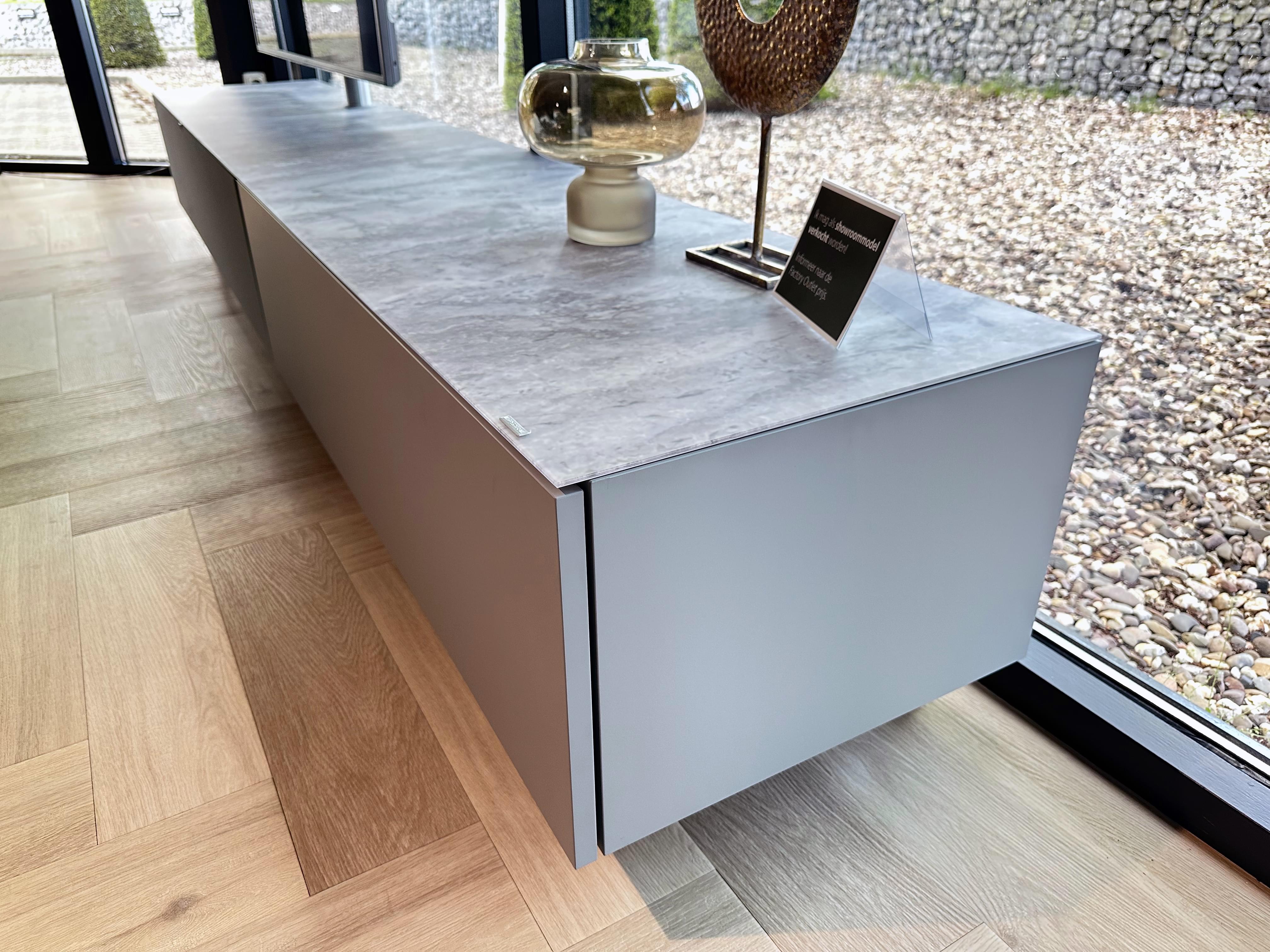 zwevend tv-meubel 2.8m in kleur Grey - inclusief Spectral soundbar en Sonos Amp