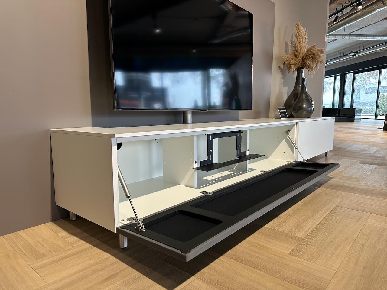 wit tv-meubel | staand 2.60m | soundbar stofklep | draaibare tv-beugel