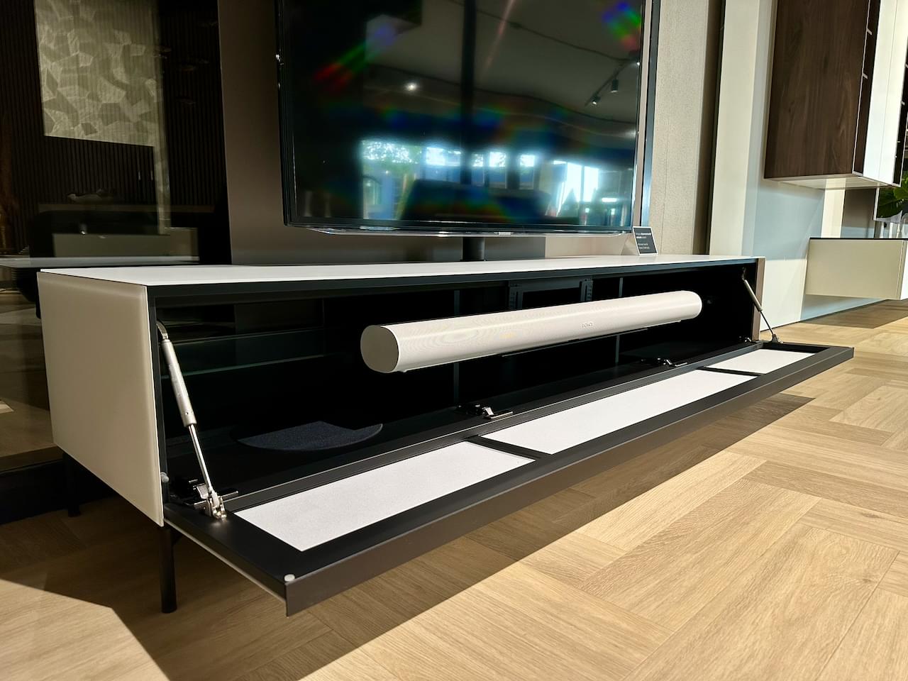 Soundbar tv-meubel - 2.0m in wit - staand op pootjes