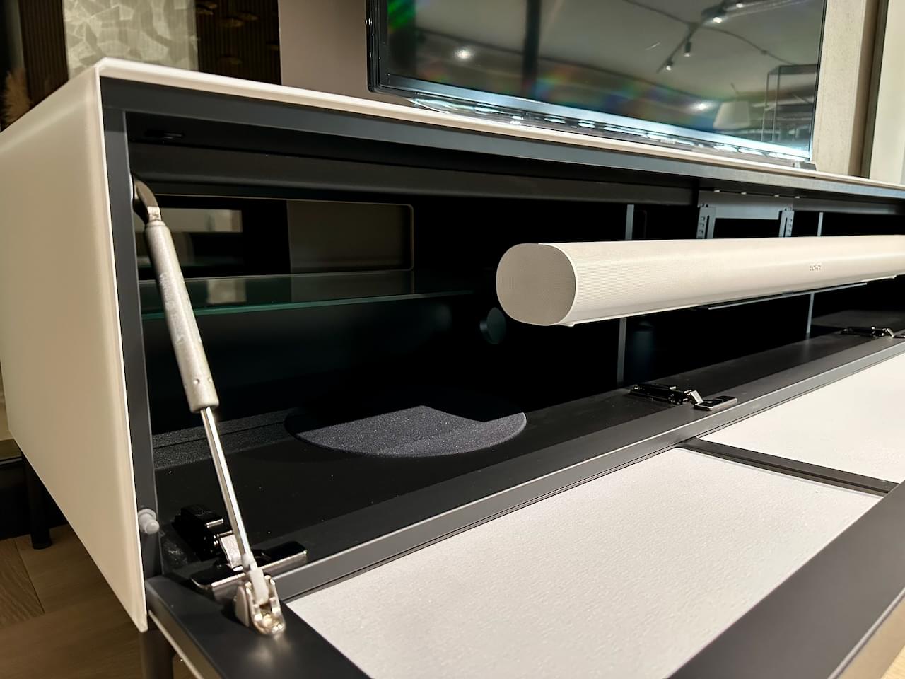 Soundbar tv-meubel - 2.0m in wit - staand op pootjes