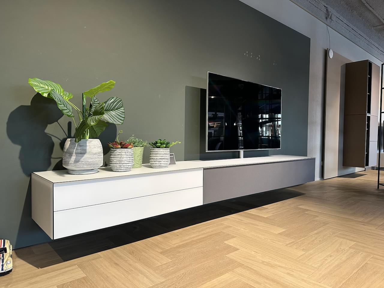 zwevend tv-meubel, kleur wit | 3.10m | draaibare tv-kolom