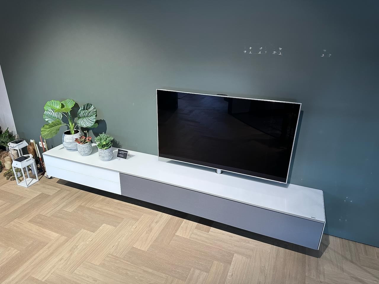 zwevend tv-meubel, kleur wit | 3.10m | draaibare tv-kolom