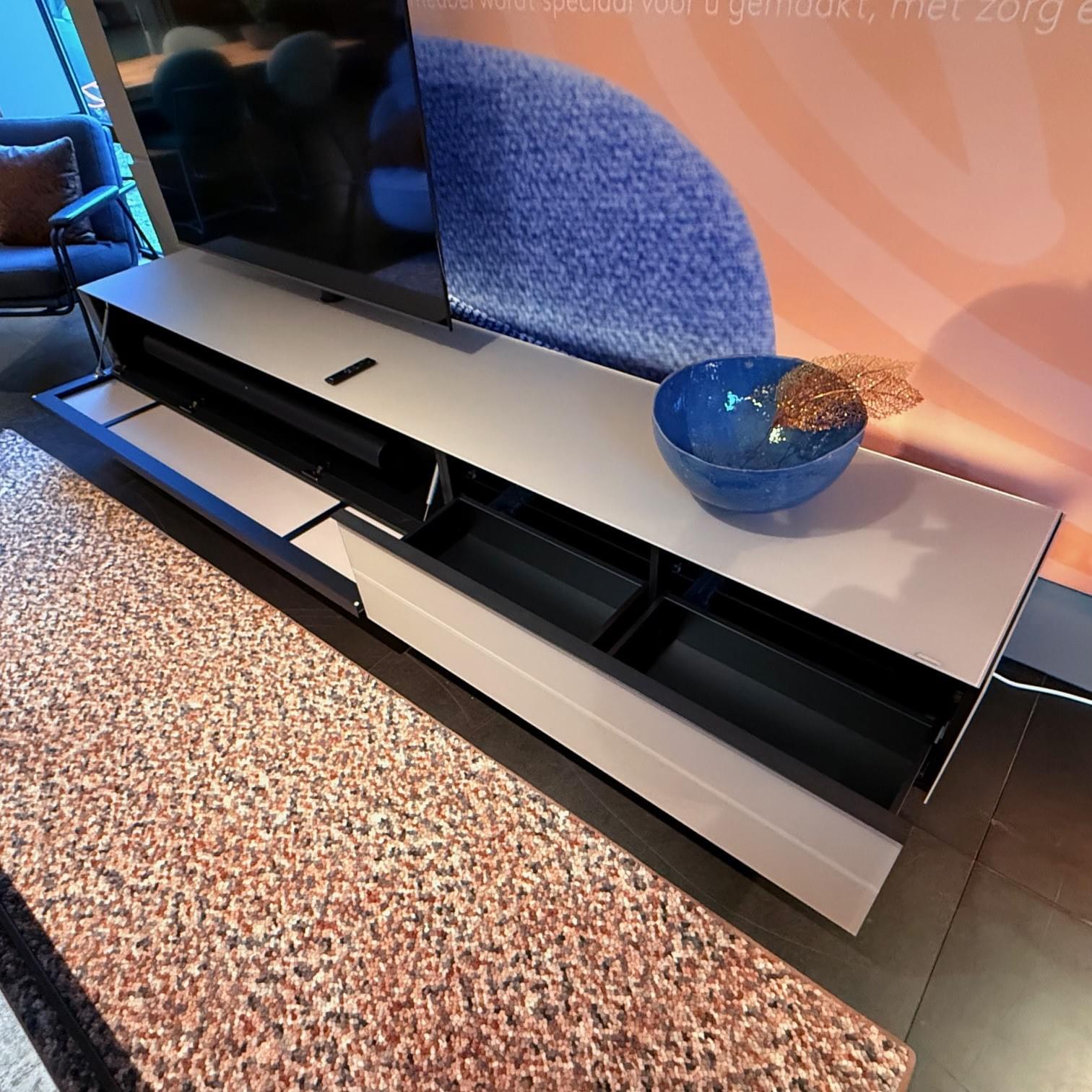 TV meubel Scala, 276 cm, op pootjes met Sonos Arc en Samsung TV 55 inch