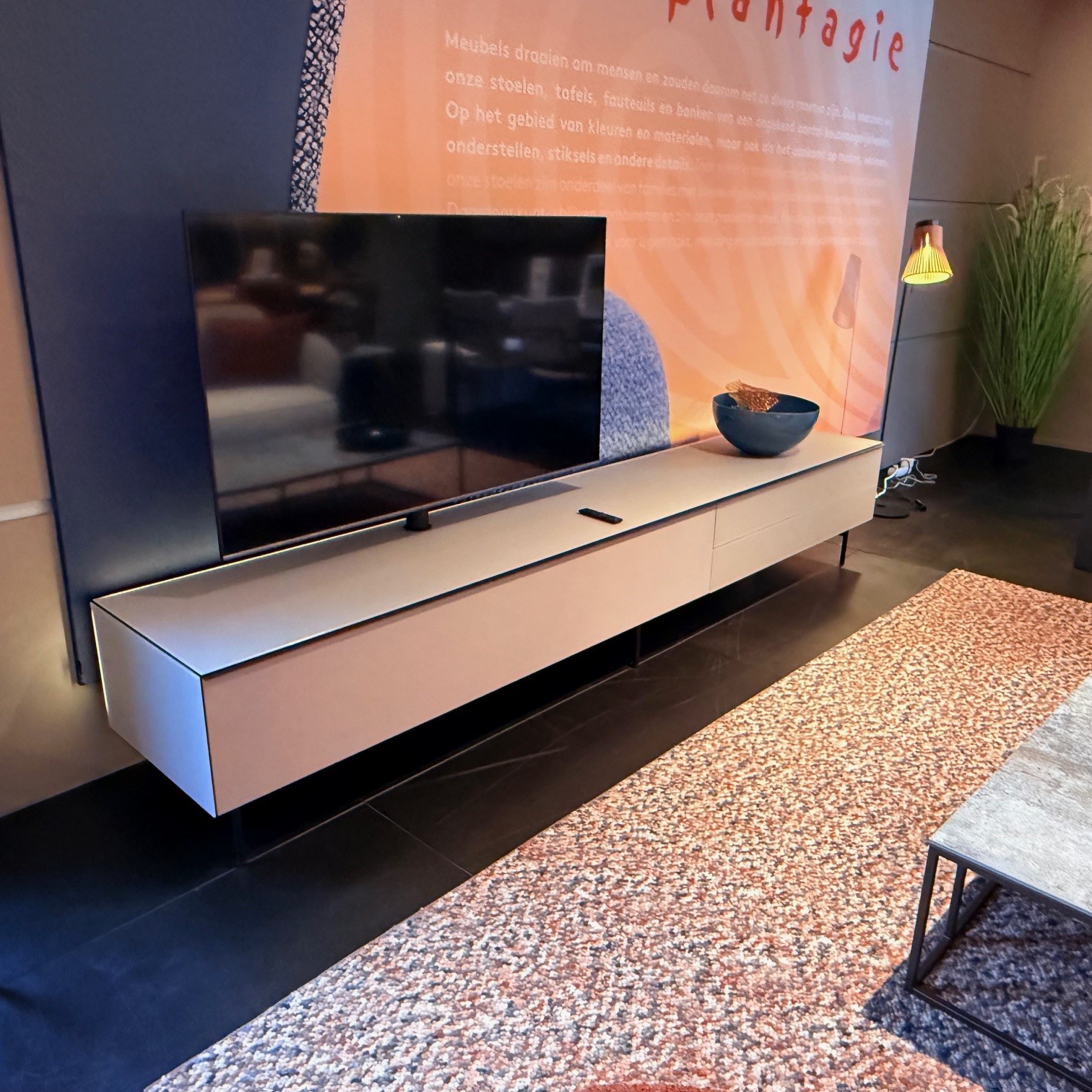 TV meubel Scala, 276 cm, op pootjes met Sonos Arc en Samsung TV 55 inch