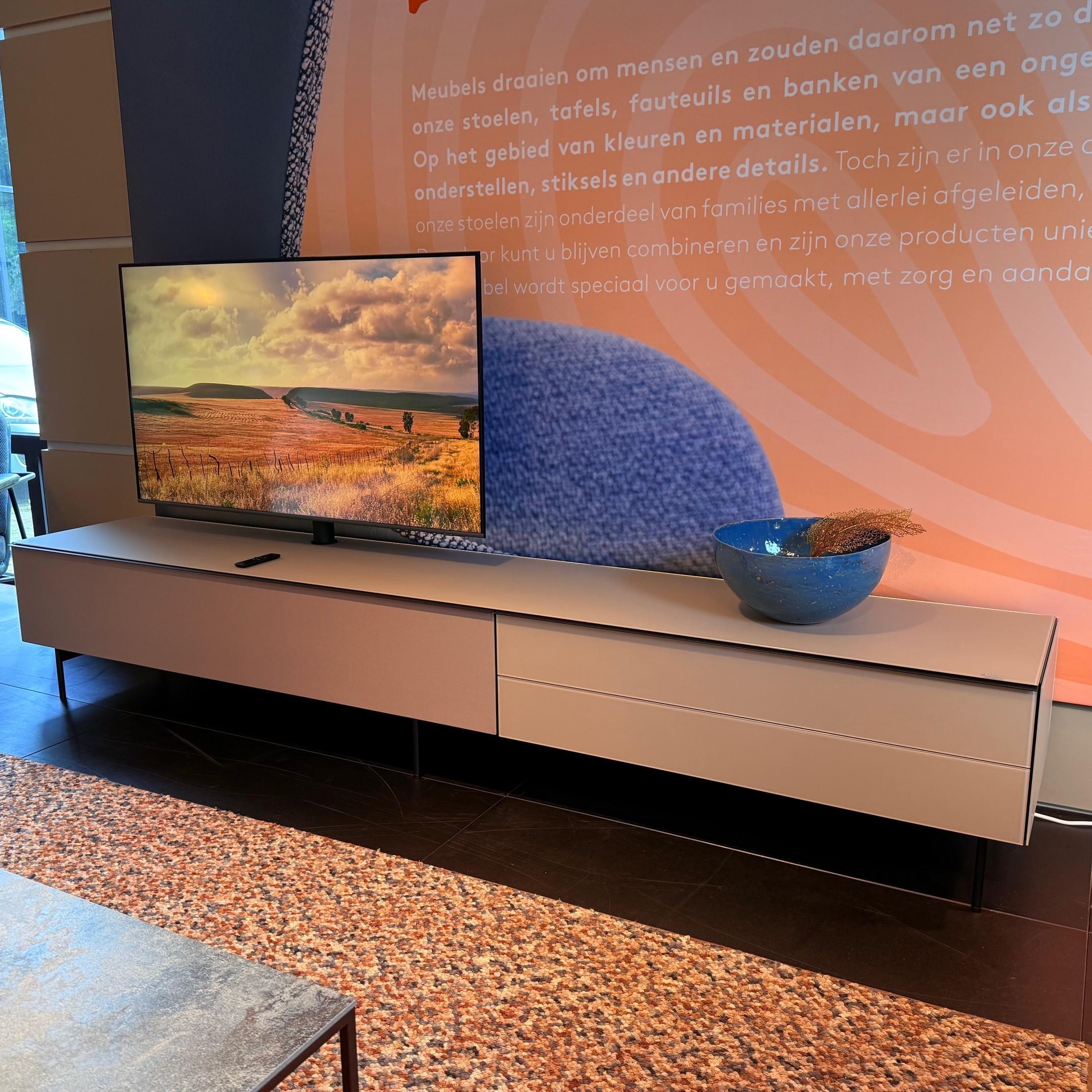 TV meubel Scala, 276 cm, op pootjes met Sonos Arc en Samsung TV 55 inch