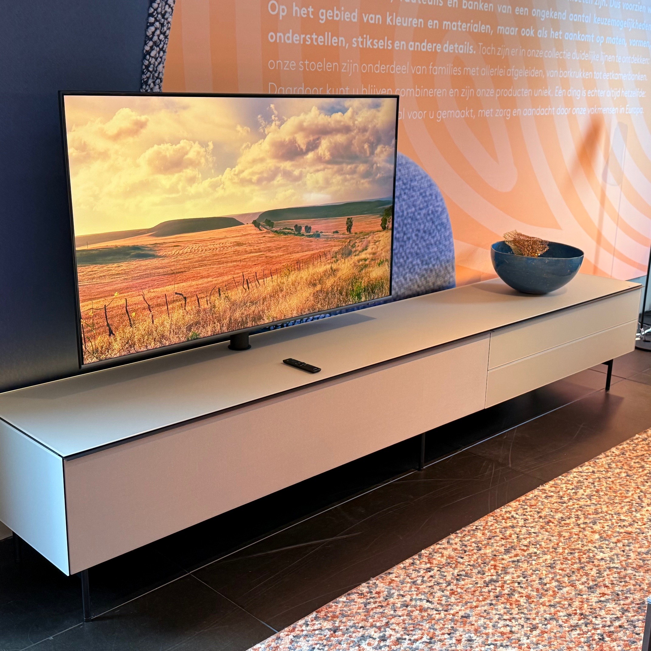 TV meubel Scala, 276 cm, op pootjes met Sonos Arc en Samsung TV 55 inch