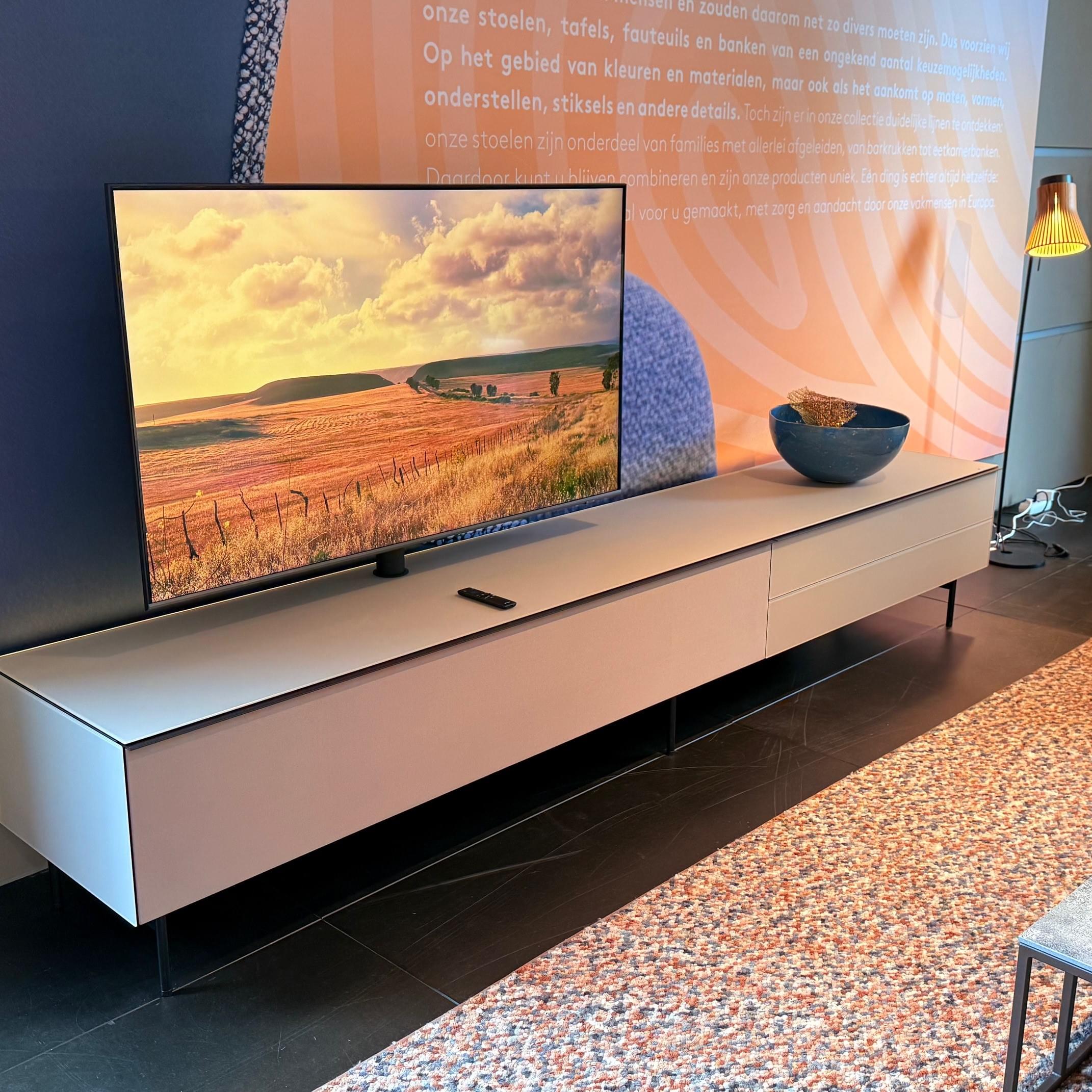 TV meubel Scala, 276 cm, op pootjes met Sonos Arc en Samsung TV 55 inch