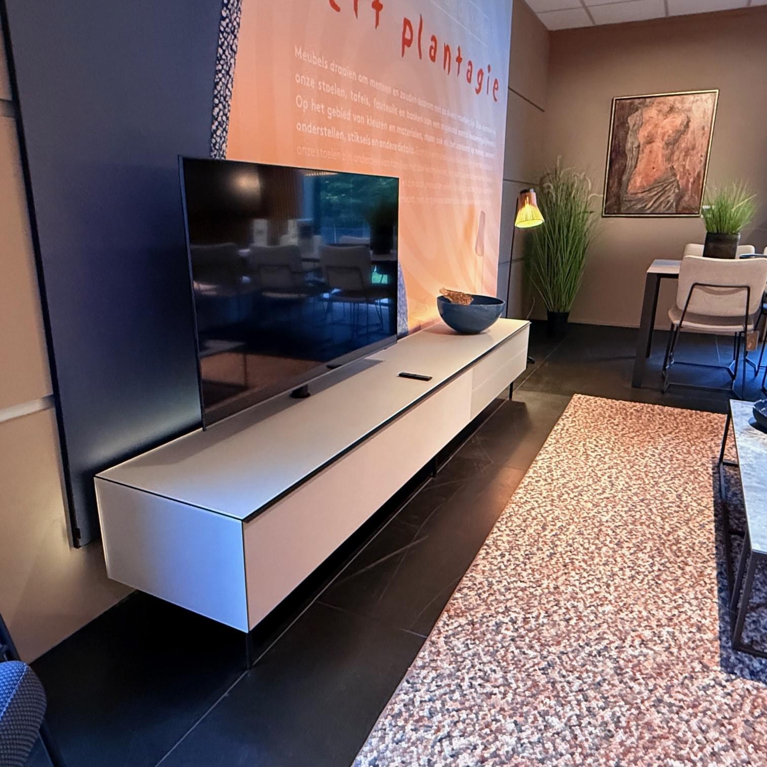 TV meubel Scala, 276 cm, op pootjes met Sonos Arc en Samsung TV 55 inch