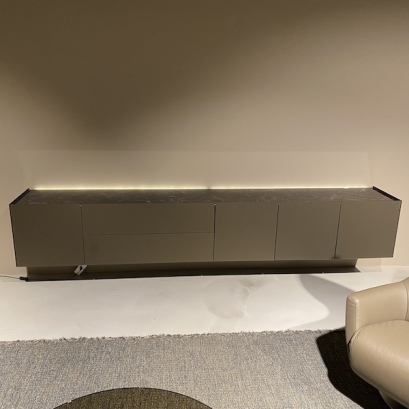 spectral_sale_hangend_dressoir_met_verlcihting_marmer_aanbieding_showmodel_1
